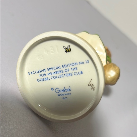 Hummel Girl Figure “The Surprise” Bee 🐝 Mark. GH103 - Picture 8 of 8